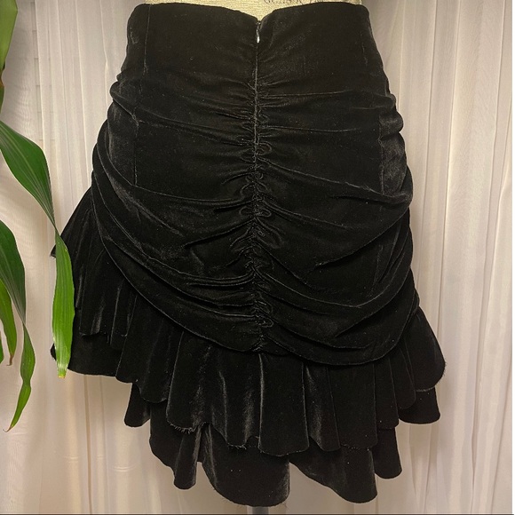 🔴SOLD🔴 Zara Black Velvet Ruched Asymmetrical Ruffle Mini Skirt Size Large - Picture 2 of 3